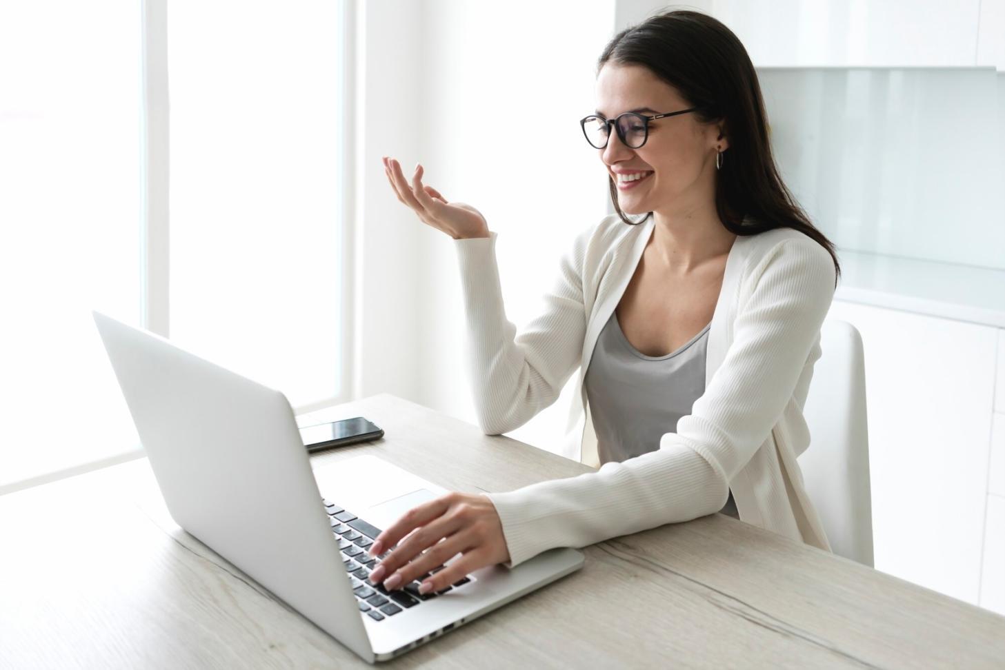 Bureau de conseil financier moderne avec écrans d'analyse de marché et documentation d'investissement